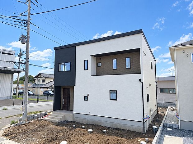 【館林市富士見町全3区画 3号棟 外観完成写真】 3色の外壁を印象強く貼り分けした外観です。外観の形状にも目を引かれますね。 建物完成!いつでも内覧できます♪※外構工事中(2026.9.12撮影)※