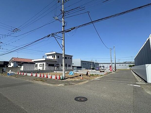 【2号棟 分譲地全景】 全3区画建設予定地です。閑静な住宅地に立地し、南側にお庭を配置した陽当たり良好の敷地です。前面道路は6m以上あり、お車の出し入れも落ち着いて行えます。