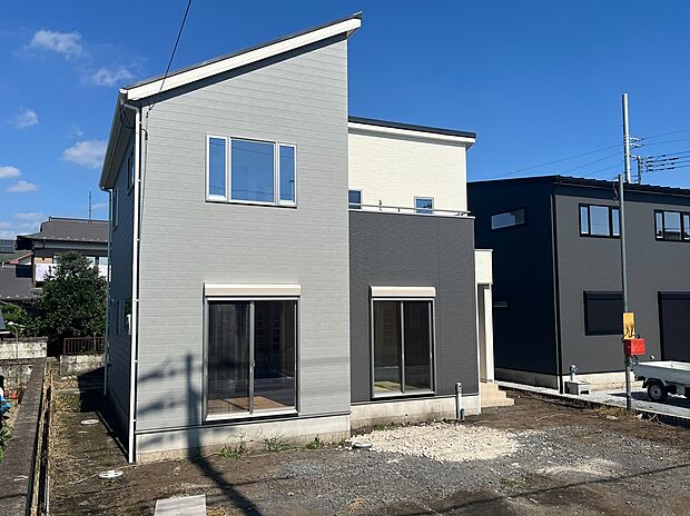 2号棟：20帖のゆとりあるLDKは、開放感のある広々とした住空間。室内にはカウンター棚を設け、収納やディスプレイ、ワークスペースなど多用途に活用できます♪