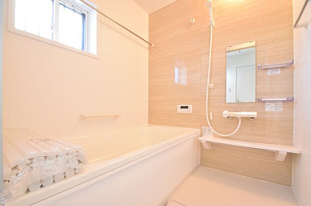 【【F号棟：浴室】】広々とした浴室です。24時間換気や、浴室乾燥機能も備えております。