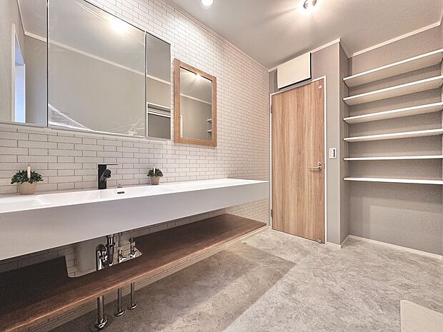 【アイカワイド洗面※イメージ】洗面台は朝の身支度から帰宅後の手洗いまで、一日に何度も使う生活の中心的な場所です。ただの機能空間としてではなく、デザイン性や使い勝手にこだわった「アイカの洗面空間」で快適に過ごしませんか?