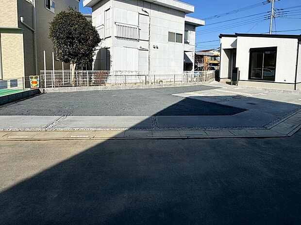 【【3号棟　現地写真３】駐車場】日当たりの良い広い駐車スペース。車４台駐車可能！