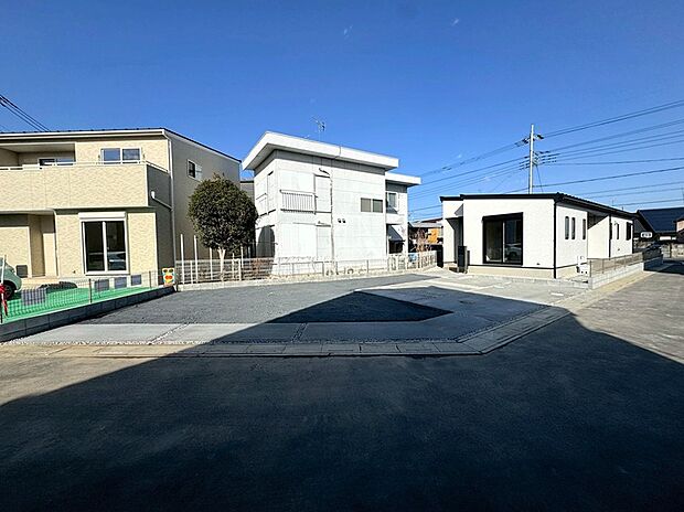 【【3号棟　現地写真４】前面道路を含む現地写真】物件全体写真