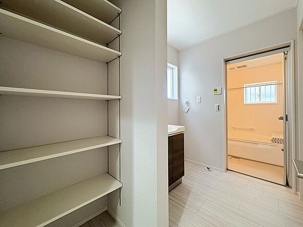 【【4号棟 洗面室】】洗面室には便利な可動棚タイプの収納とスッキリとした洗面台を設置しました。