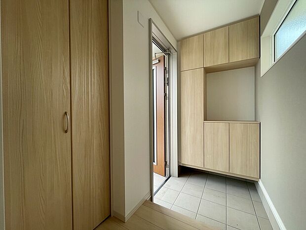 【【6号棟：玄関収納】】約60足分の靴が収納可能。ボックス内部は可動棚となっており、様々なサイズの靴やブーツが収納できます。
棚板は樹脂製なので汚れたら水洗い可能です。（2025年6月2日撮影）