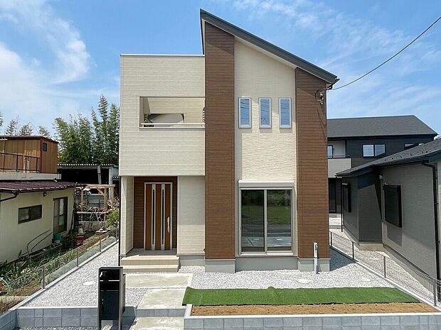 【【6号棟：外観】】計算された位置に配置された、３連窓が印象的なデザインの外観です。。（2025年6月2日撮影）