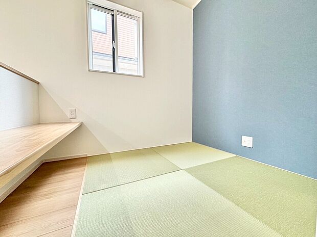 【1号棟 畳コーナー】リビングには畳コーナーがあって お子さんの宿題やお昼寝などにも便利に使えます。