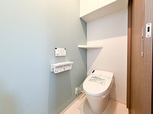 【タンクレストイレ（ベーシアハーモ - LIXIL）】■フチレス形状やお掃除リフトアップ機能などお手入れのしやすさが特徴。
壁設置型のリモコンと２連紙巻き器が備え付けとなっている超節水タイプのシャワートイレです。