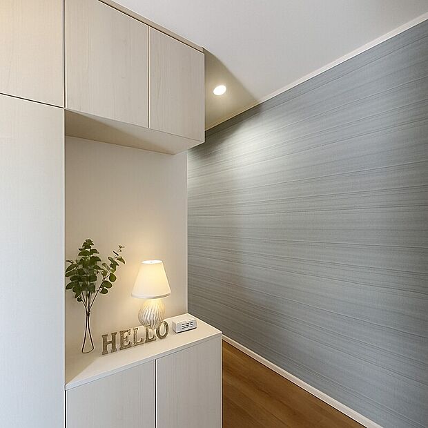 【【玄関イメージ】】約60足分の靴が収納可能。ボックス内部は高さを自由に変更できる可動棚となっており、様々なサイズの靴やブーツが収納できます。棚板は樹脂製なので汚れたら水洗い可能です。