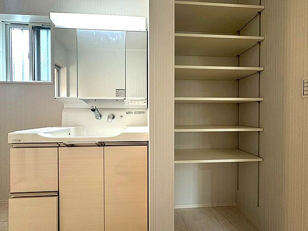 【1号棟 洗面】洗面所には窓があるので、換気ができます。収納もついているのでタオルや下着等収納出来て入浴時にも便利に使えます。