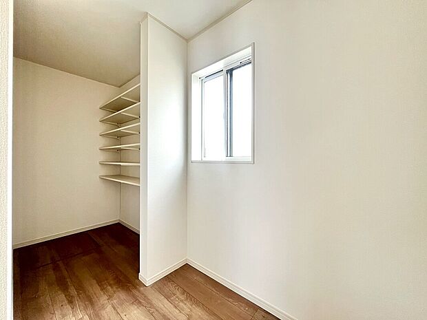 【【2号棟：ユーティリティ】】キッチン裏に3帖のユーティリティ完備！食品やキッチン用品をストックするパントリーとしてもご活用いただけます◎電源付きなので、冷凍庫を置くこともでき、冷凍食品やまとめ買いも！