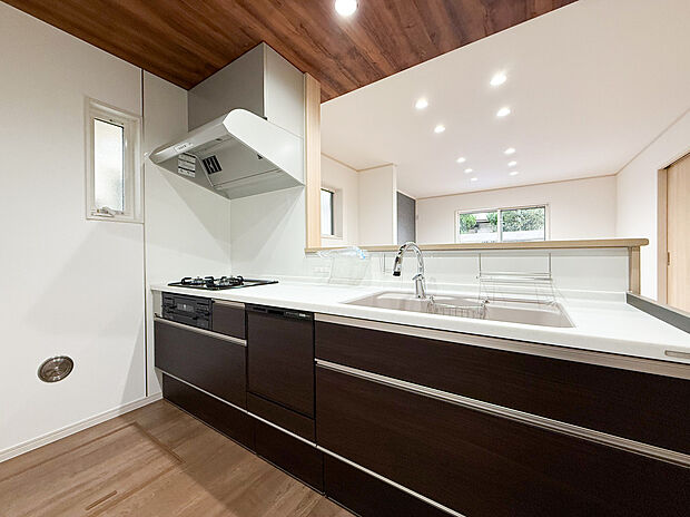 【【キッチン:Bb(トクラス)】】美しく、強く、長く使えるトクラスオリジナルの人造大理石カウンターを採用。汚れが染み込みにくく、熱にも強いという高い性能を備えています。スムーズに調理できる収納、ハンガーアイテムつき。