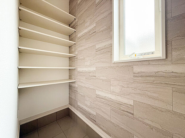 【【土間収納】】ベビーカーやゴルフバッグも収納可能なゆとりがあり、
玄関をキレイに保てる、土間収納スペースです。