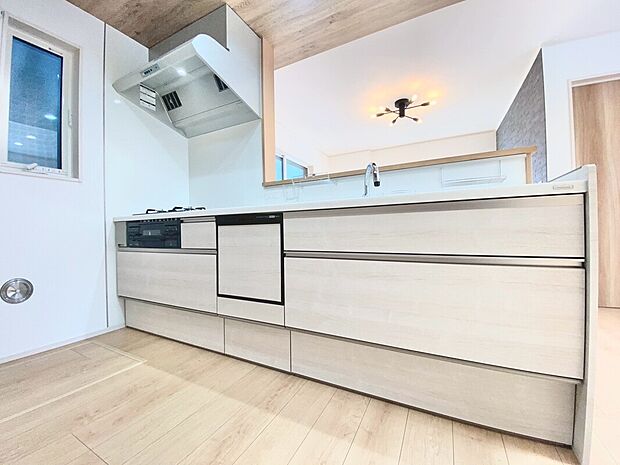 【２号棟　キッチン】人気のシステムキッチンです。対面式なので、お料理をしながらお子様や旦那様と会話を楽しむことができます。