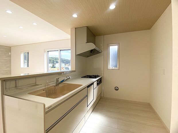 【【1号棟 キッチン】】1号棟キッチン 食器洗い乾燥機完備のキッチン!広々としたワークトップ正面にはコンセントがあるので、お子様と一緒にお菓子作りをするのにも便利です♪