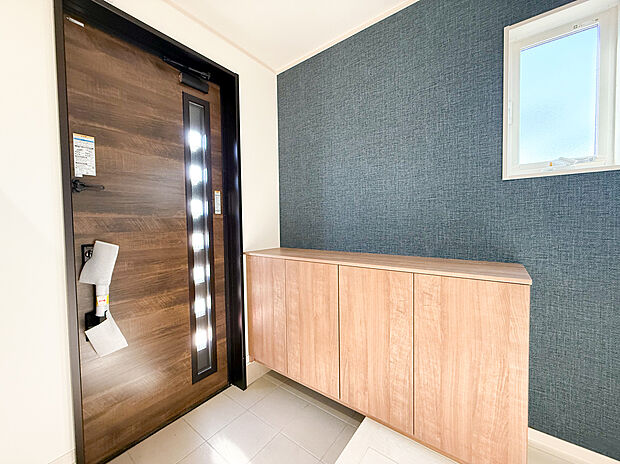 【【2号棟:玄関】】アクセントクロスが上品です。シューズボックスがありますので玄関がスッキリ収納できます。