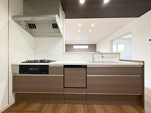 【【1号棟:キッチン】】トクラス:美しく、強く、長く使えるトクラスオリジナルの人造大理石カウンターを採用。汚れが染み込みにくく、熱にも強いという高い性能を備えています。スムーズに調理できる収納、ハンガーアイテムつき。