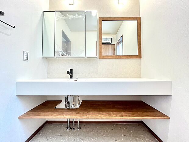 【【3号棟　洗面室】】鏡がふたつ付いた洗面室は、ご家族が並んで身支度をできます！家族旅行の朝などみんなの準備が一緒の時もひろびろ快適♪