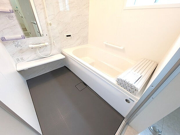 【【3号棟　浴室】】清潔感の溢れるゆったりとしたバスルームです！暖房乾燥機付きなので、雨の日や花粉の時期のお洗濯も安心です♪

