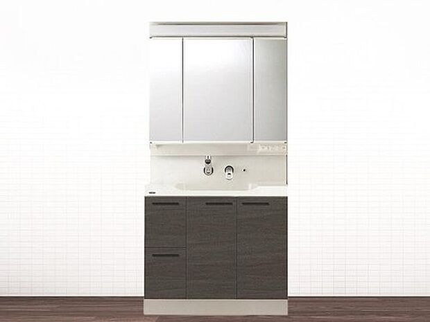 【【洗面台：エポック(トクラス)】】ボウルとの一体型成形で継ぎ目のないハイバックガードと壁出し水栓は、汚れがたまりにくく、毎日のお手入れが簡単です。濡れたままのコップを収納できる棚や可動式トレーなど、使いやすい収納も充実。

