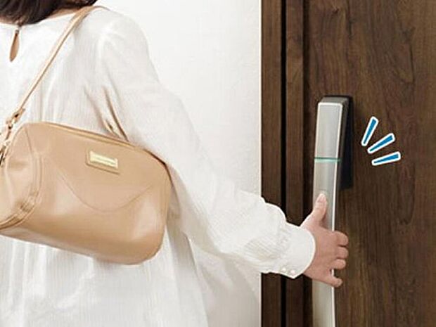 【【玄関ドア：スマートドアキー (YKK AP)】】付属のリモコンキーは、カバンに入れた状態でワンタッチ開錠出来る優れもの。また非常用カギが内蔵されているので、停電時も安心してお使いいただけます。

