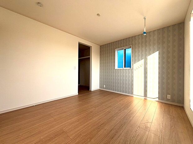 【【5号棟　主寝室】】7帖の主寝室。ウォークインクローゼットも奥行きもあり、窓もついているので明るく湿気もこもりません。（2025年12月12日撮影）