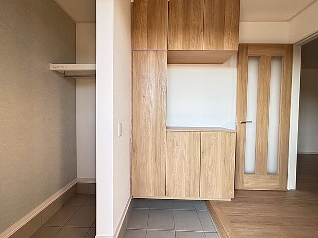 【【5号棟　玄関収納】】約60足分の靴が収納可能。ボックス内部は高さを自由に変更できる可動棚となっており、様々なサイズの靴やブーツが収納できます。棚板は樹脂製なので汚れたら水洗い可能です。（2025年12月12日撮影）