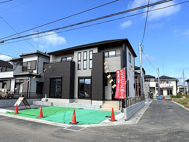 【【5号棟 外観2】】2方向道路に接道した角地。南向きで日当たりの良い住まいとなっております。