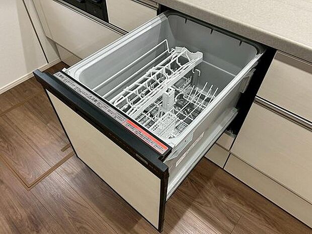 【【3号棟 食器洗い乾燥機】】キッチンと美しく一体化。手で洗うよりも節水になり、家事の負担も軽減できます。