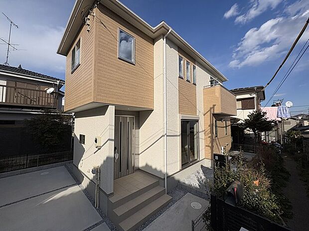 【現地外観写真】米島1区画　現地外観写真（1/24撮影）質感の違う外壁を張り分けることにより、アイボリー、ナチュラル、アッシュカラーの3色のコントラストが美しく目を引く外観デザインです。