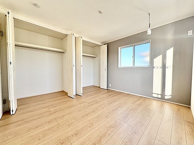 【主寝室】7帖の主寝室には東側、南側に窓が付いておりますので、風通しがよく明るさがとれて気持ちよく生活できます。