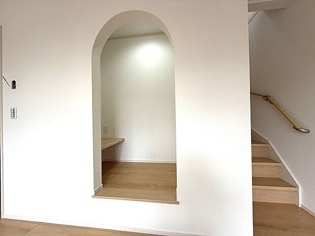 【謎の部屋　リビング隣接の書斎コーナー】小上がりになっている小部屋にはカウンターがついていてライトもつきますのでお勉強や読書などをするのに利用できます。