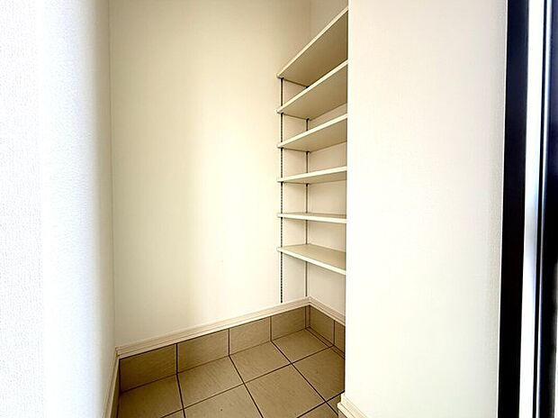 【汚れても気にならない土間収納】土間収納には可動式の棚がついていますのでお好きな高さに調節して利用できます。