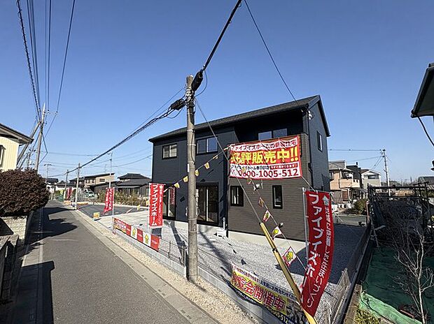 【現地外観写真】お庭スペースもあります。車通りの少ない前面道路です。