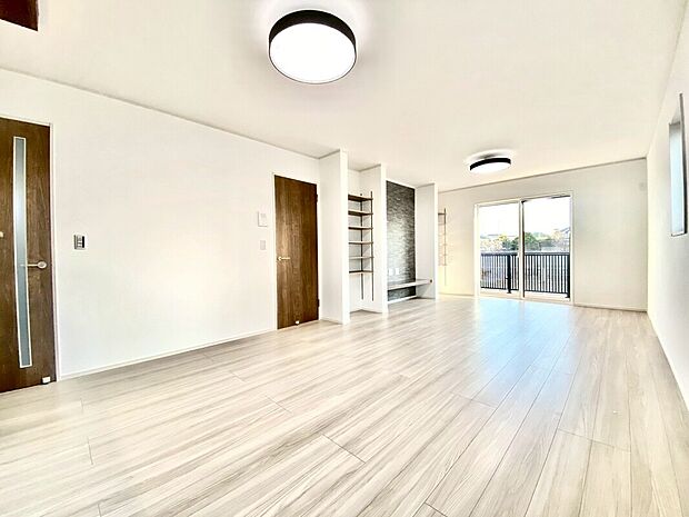 【３号棟　リビングダイニング】明るく解放感あふれるリビングです。家具を置いてもゆとりあるスペースが保てます。ご家族でインテリアのレイアウトを考えるのも楽しみですね♪