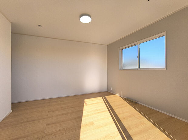 【【主寝室】】9帖の主寝室は、ダブルベッドやシングルベッドを2つ、さらにベビーベッドを横並びで配置できる広さ！グレーのアクセントクロスがおしゃれな仕上がりです。室内物干しと、大容量のWICも完備！