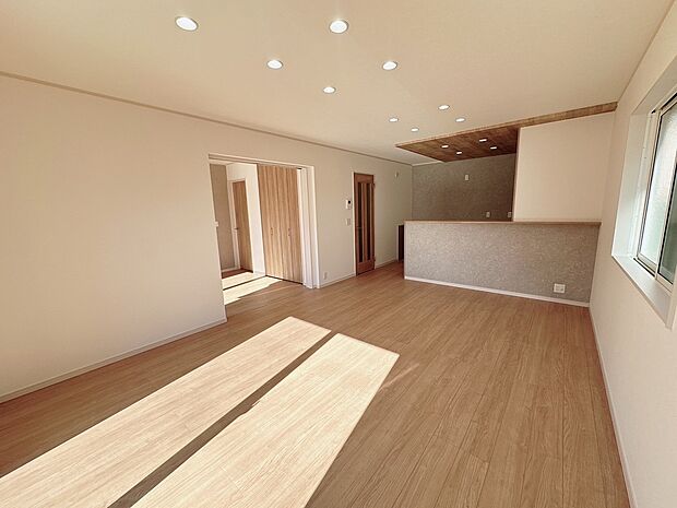 【【リビング】】15.7帖のリビング。対面キッチンで家事をしながら家族との会話も弾みます。隣の4.5帖の洋室も居間として、遊び場としても、便利な１部屋です。(2026年１月26日撮影）