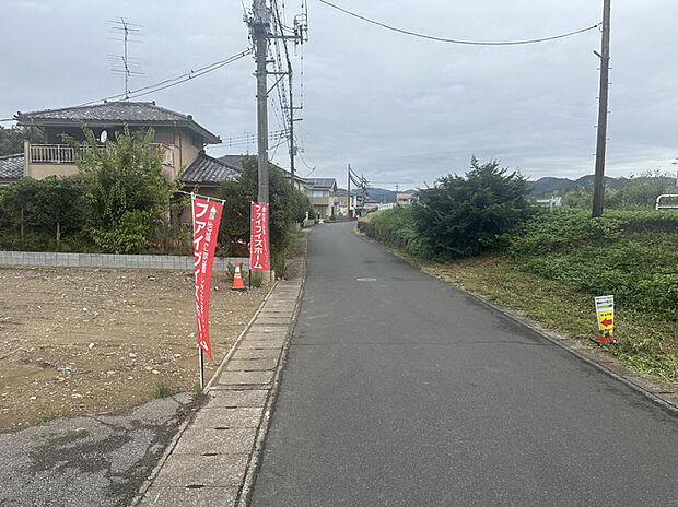 【【前面道路】】東側の道路は幅員6.0ｍあり、お車の出し入れもスムーズです！