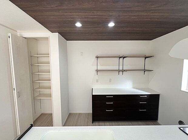 【【3号棟 キッチン】】3号棟 キッチンは カップボード付です!!飾り棚もついていますのでお洒落に演出できます