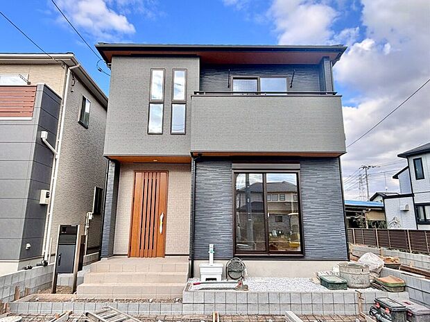 【【2号棟　外観】2025年12月6日撮影】シックな色合いで統一された外観が、落ち着いたモダンな雰囲気を演出しています。長く住んでも飽きのこない、シンプルで洗練されたデザインとなっております。