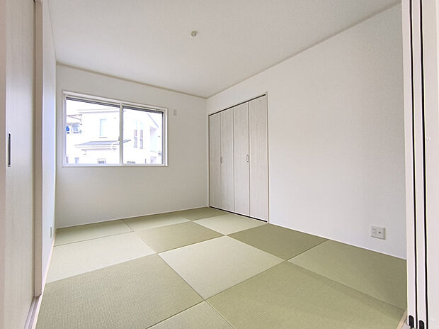 【【2号棟・和室】】6帖の和室は、子育てにも来客にも老後の寝室代わりにもなるマルチスペース！玄関からもリビングからもアクセスできるので、ドアの開け閉めで場面に応じた使い分けができます。