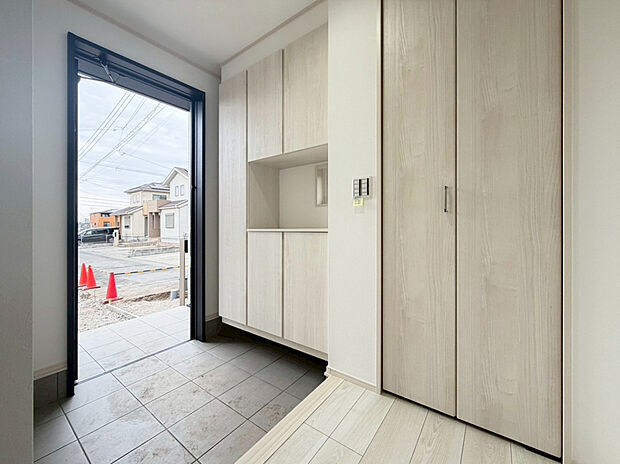 【【2号棟 玄関】】玄関タイルはお掃除し易いマイクロガードフロア仕様。雑巾やモップの引っ掛かりが少なく、後回しにしがちな玄関のお掃除も簡単に行えます。 玄関ドアには、スマートコントロールキーを搭載