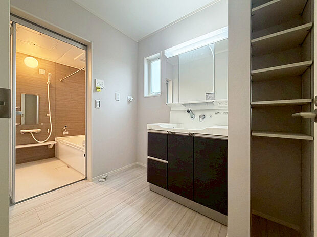 【【2号棟 洗面脱衣室】】洗面化粧台は鏡裏全面収納タイプ。収納トレーは取り外して高さ調節が可能。高さの違うボトル収納はもちろん、汚れたらすぐに洗えるためとても衛生的です。