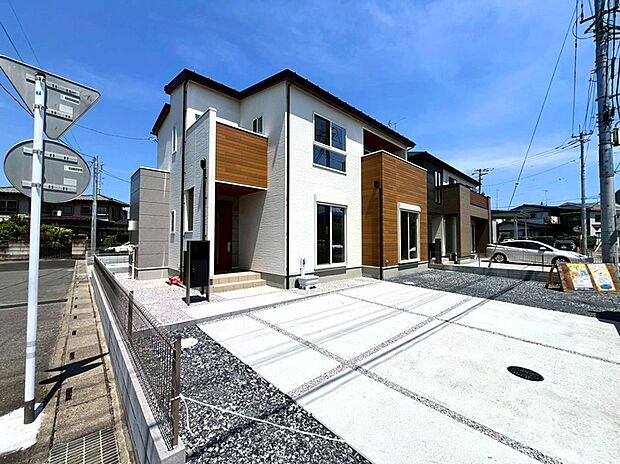 【【5号棟　現地写真】】南道路接道の角地。日当たりの良い駐車スペースとなっております。