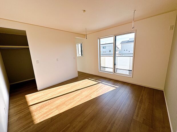 【【１号棟：主寝室】】書斎コーナーとウォークインクローゼットを設置した、使いやすい主寝室。バルコニーにも出られて陽当たりはかなり良いです。(2025年12月11日撮影）
