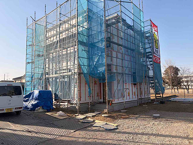 【【1号棟 現地写真】】97坪以上とゆとりある広い敷地です!駐車2台可能です!
お庭も確保できるので、ガーデニングやプールなども楽しめますね♪(2025.12.13撮影)