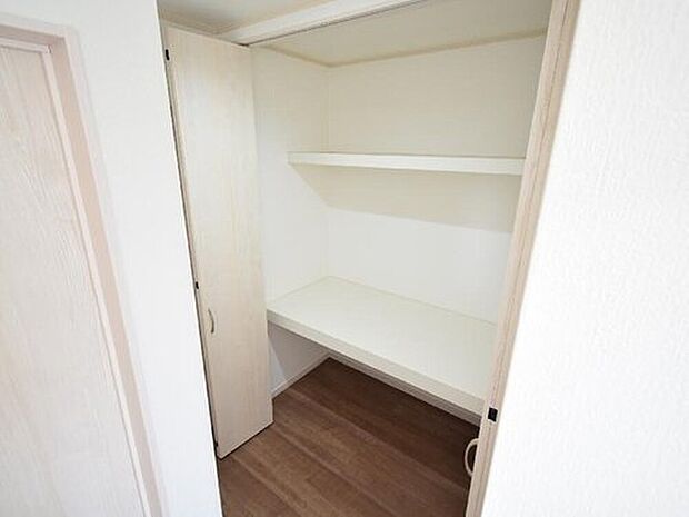 【【１号棟：２階　物入】】2階廊下には、ゆとりある広さの物入を完備！季節外の物や家族共有で使用するものなどがすっきりと収まります！