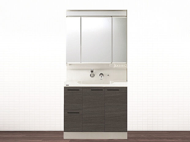 【【独立洗面台】】ボウルとの一体型成形で継ぎ目のないハイバックガードと壁出し水栓は、汚れがたまりにくく、毎日のお手入れが簡単です。濡れたままのコップを収納できる棚や可動式トレーなど、使いやすい収納も充実。

