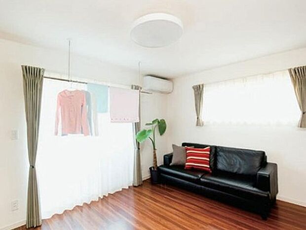 【【ホスクリーン（川口技研）】】室内干しを「もっと便利に」「もっとスマートに」の声から生まれたホスクリーン。
使わない時は取り外せるのでじゃまにならず、使う時にはしっかり役に立ちます。