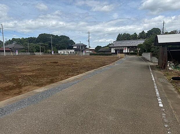 【【前面道路】】お車の出し入れも落ち着いて行うことが可能です。